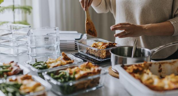 Femme en train de cuisiner